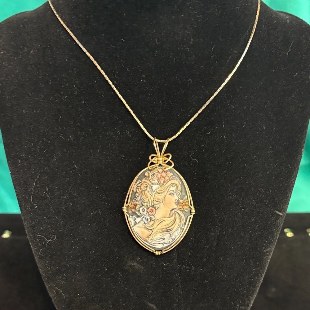 Vintage Bisque Porcelain Lady  Cameo Gold-Filled Wire Wrap Jewelry Pendant JHK - Picture 3 of 7